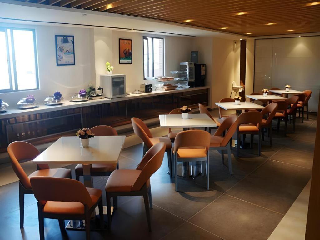 Jinjiang Innovation Industrial Park Caolu Metro Station Hotel 2*